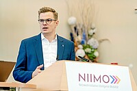 Ein Mann (Sven Haller) steht an einem Podium mit der Auschrift `NIIMO´