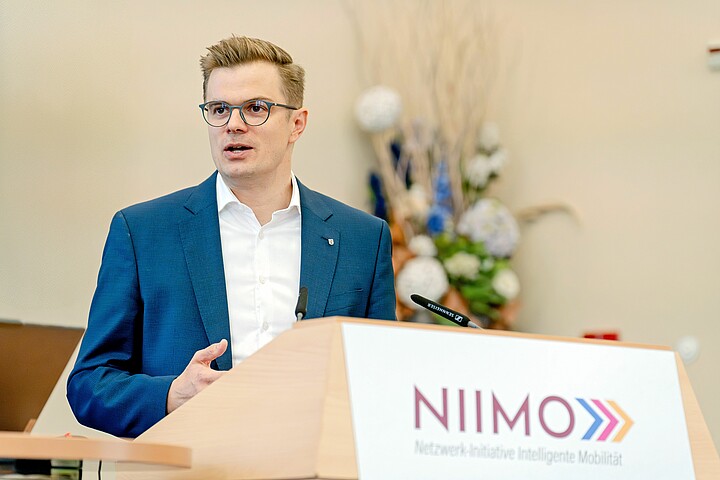 Ein Mann (Sven Haller) steht an einem Podium mit der Auschrift `NIIMO´