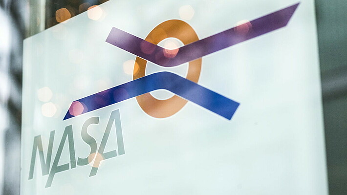NASA-Logo an Gebäude-Eingang