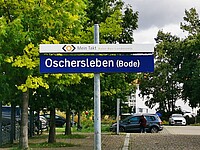 Eine Bahnhofsstationsschild mit der Aufschrift "Oschersleben"