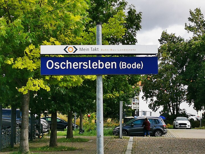 Eine Bahnhofsstationsschild mit der Aufschrift "Oschersleben"