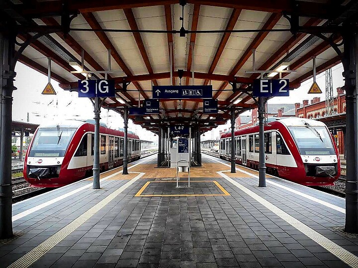 Bahnhof - Gleis mit zwei Zügen