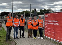 Fünf Männer und eine Frau, unter ihnen Ministerin Hüskens, Danny Derbe und Michael Kruse stehen in orangen Warnwesten vor einem Bauschild