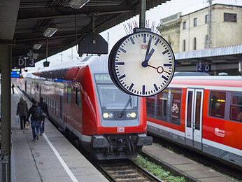 Bahnhof - Gleis mit Uhr und Zug Bahnhof - Gleis mit Uhr und Zug