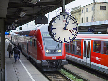 Bahnhof - Gleis mit Uhr und Zug Bahnhof - Gleis mit Uhr und Zug