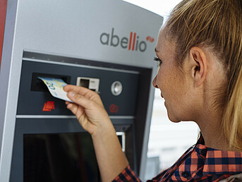 Mädchen vor Fahrkartenautomat Mädchen vor Fahrkartenautomat