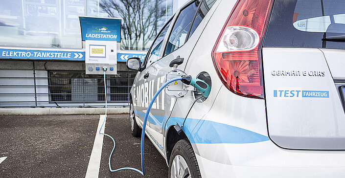 Auto an Elektrotankstelle Auto an Elektrotankstelle