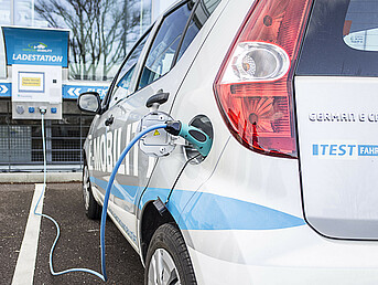 Auto an Elektrotankstelle Auto an Elektrotankstelle