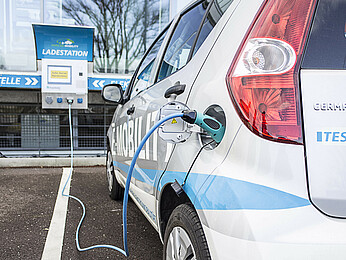 Auto an Elektrotankstelle Auto an Elektrotankstelle