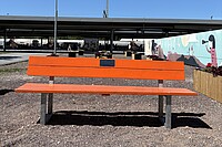 Eine Orange Bank steht auf einem Bahnsteig des Magdeburger Hauptbahnhofs