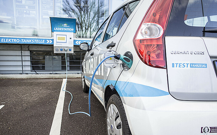 Auto an Elektrotankstelle Auto an Elektrotankstelle