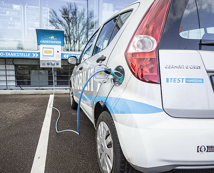 Auto an Elektrotankstelle Auto an Elektrotankstelle