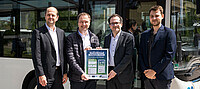 Gemeinsam mit dem Geschäftsführer der DVV, Dino Höll (links) und Matthias Müller-Pittermann (2.v.l.), DVG, machten Peter Panitz (2.v.r.), Geschäftsführer der NASA GmbH und Tim Baldauf, persönlicher Referent von Ministerin Dr. Lydia Hüskens, eine Probefahrt durch Dessau und testeten dabei die DVGgo-App. Fotograf: Oliver Harloff.