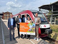 Eine Frau und vier Männer (Dr. Lydia Hüskens, Carsten Moll, Patrick Puhlmann, Tobias Jensch, und Bastian Sieler) halten ein Schild mit der Aufscharift  ‚Direkt nach Berlin‘.