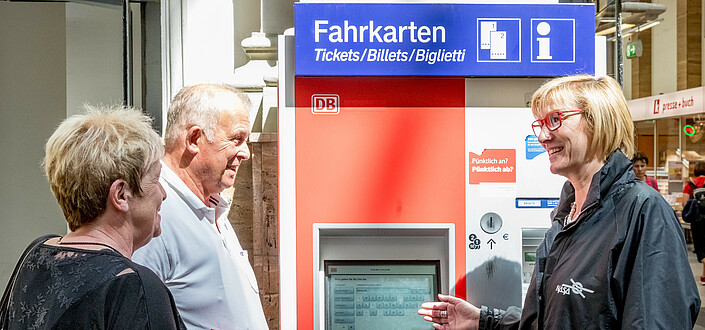 Menschen vor Fahrkartenautomat