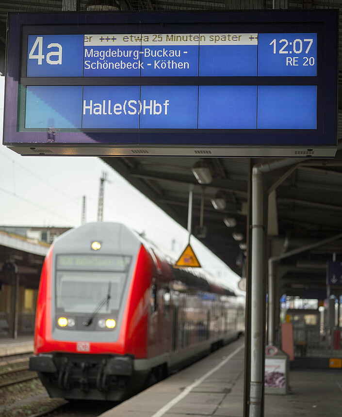 Zug auf Bahngleis mit Anzeigetafel Zug auf Bahngleis mit Anzeigetafel