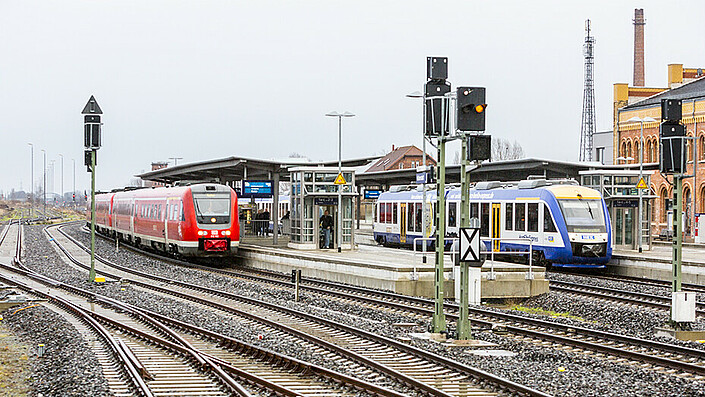 Zwei Nahverkehrszüge stehen im Bahnhof Halberstadt