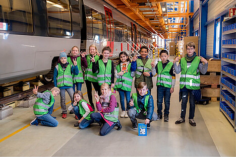 eine Gruppe von Schülern in einer Bahnhalle