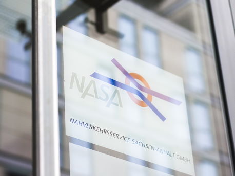 NASA-Logo an Gebäude-Eingang